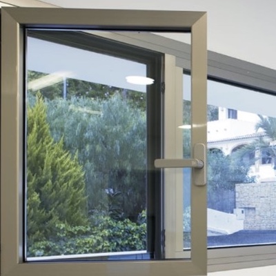 Sistema de apertura de las ventanas batientes